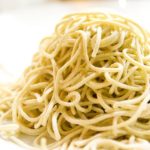 Noodles con vongole e asparagi